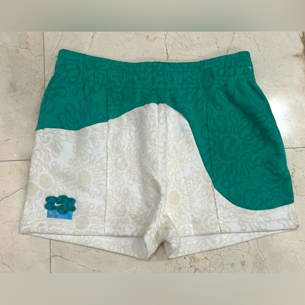 Nike womens short standard fit size XL NWOT